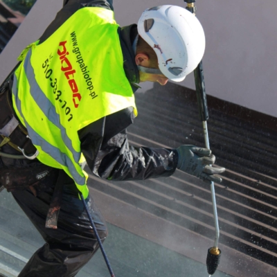 Czyszczenie ciśnieniowe dachu przed malowaniem