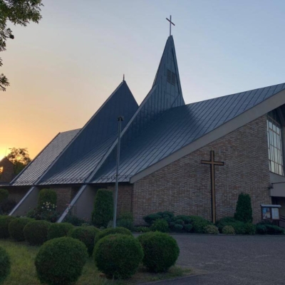 Malowanie dachu kościoła - Farba Royal na gorąco