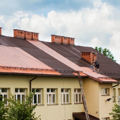 Malowanie dachu szkoły podstawowej