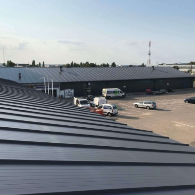 Malowanie dachu z płyty warstwowej powlekanej