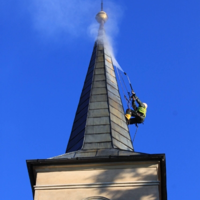 Mycie ciśnieniowe dachu wieży kościelnej