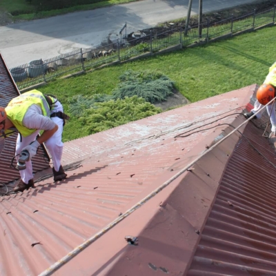 Czyszczenie dachu blaszanego i malowanie