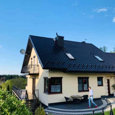 Pomalowany dach z blachodachówek