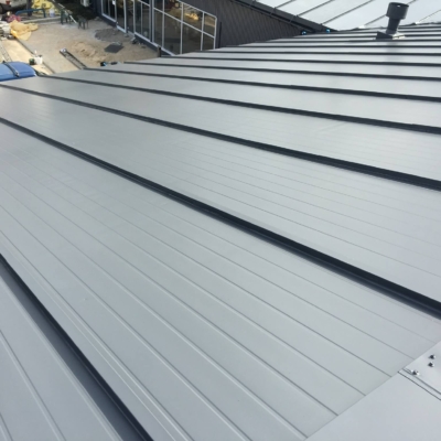 Malowanie blachy z płyty obornickiej warstwowej