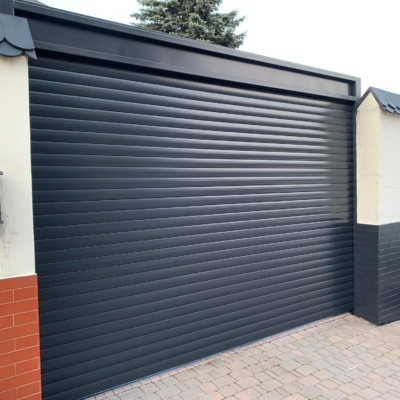 Pomalowana brama garażawa rolowana