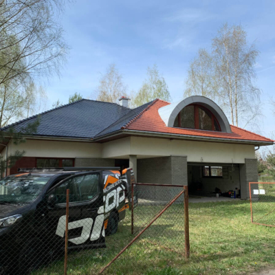 Pomalowana cześć dachu z dachówki ceramicznej karpiówki