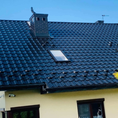 Malowanie dachu z blachy powlekanej poliestrem