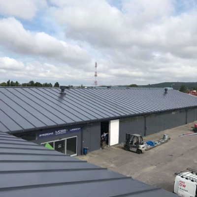 Malowanie dachu i elewacji płyty warstwowej powlekanej