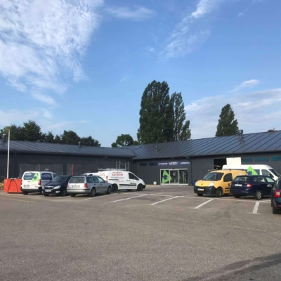 Widok na pomalowany dach z parkingu