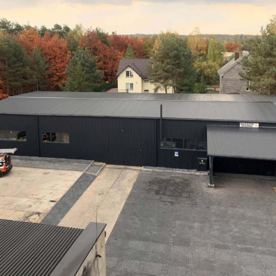 Malowanie dachu i elewacji z płyty obornickiej warstwowej