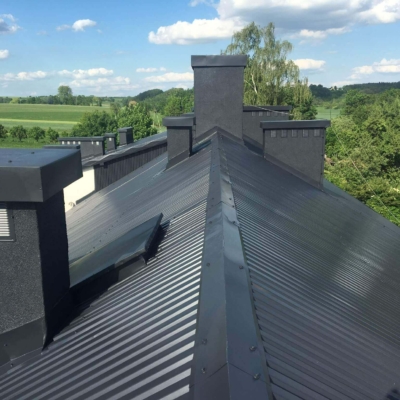 Pomalowany dach widziany ze szczytu