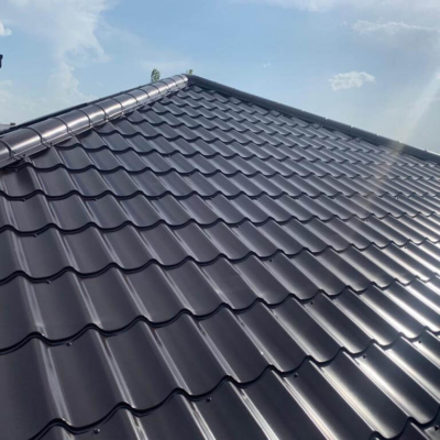 Pomalowany dach z blachodachówki