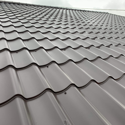 Malowanie dachu z blachy dachówkowej