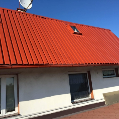Pomalowany na czerwono dach z blachy trapezowej