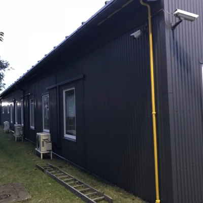 Malowanie elewacji blaszanej płyty warstwowej