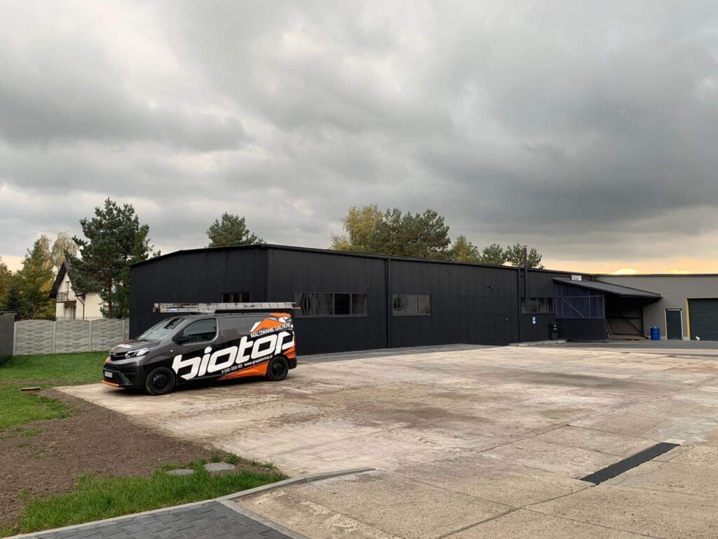 malowanie elewacji blaszanej Malowanie dachu hali przemysłowej produkującej obuwie