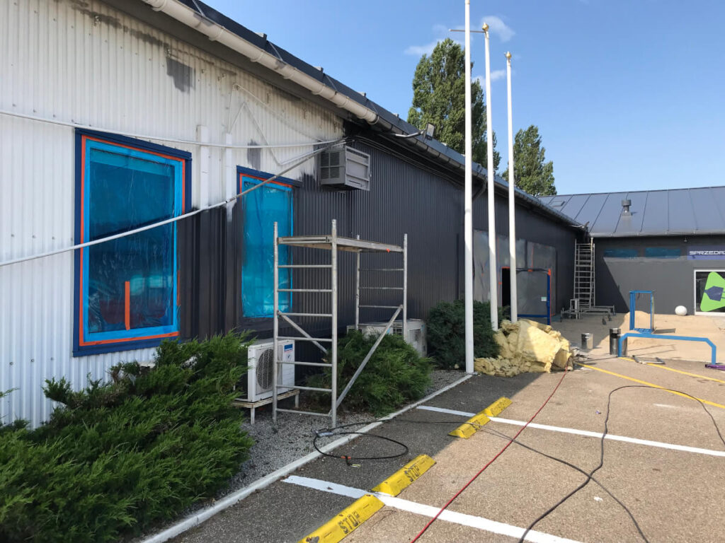 Malowanie elewacji wraz z oknami PCV na kolor grafitówy RAL 7021