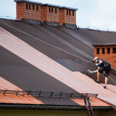 Malowanie dachu szkoły i hali