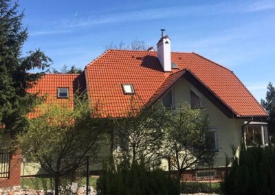 Dom z zabezpieczeniem dachówki