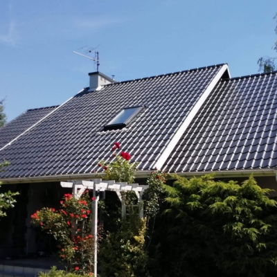 Dom z malowanym dachem z blachodachówki