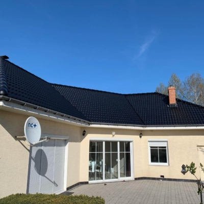 Pomalowany dach domu od strony tarasu