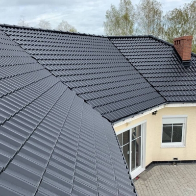 Pomalowane dach z dachówki betonowej