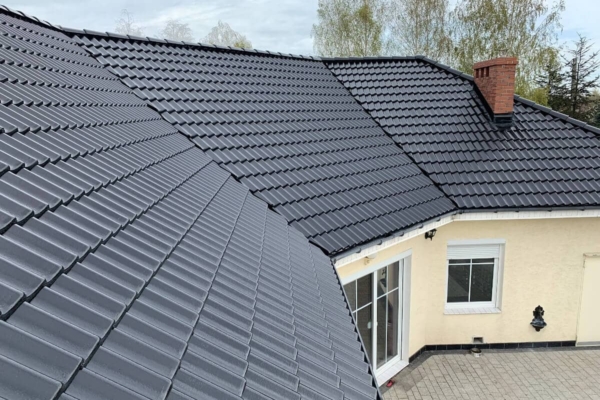 Pomalowane dach z dachówki betonowej