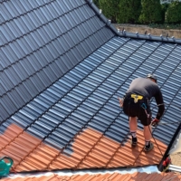 Pracownik Biotop przy malowaniu