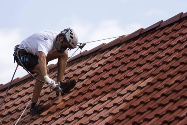 Praca przy malowaniu dachówki betonowej