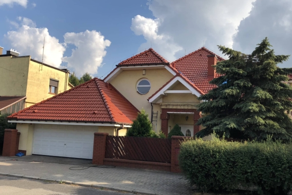 Pomalowany dach z dachówki betonowej