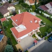 Pomalowany dach na czerwonow z lotu ptaka