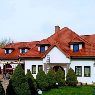Dach pomalowany na czerwono