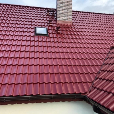 Dach pomalowany na czerwono
