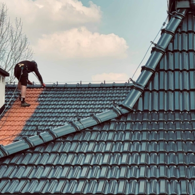 Pracownik Biotop przy malowaniu dachówki ceramicznej