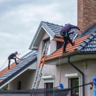 Pracownicy Biotop przy malowaniu dachu