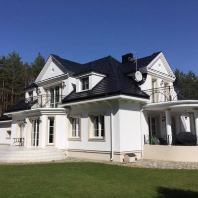 Pomalowany na czarno dach domu