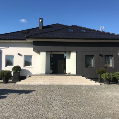 Pomalowany dach widziany od frontu domu