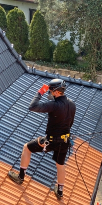 Pracownim Biotop w trakcie malowania dachu