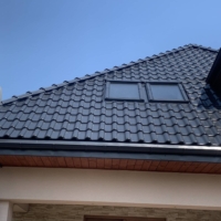 Pomalowany dach z dachówki glazurowanej