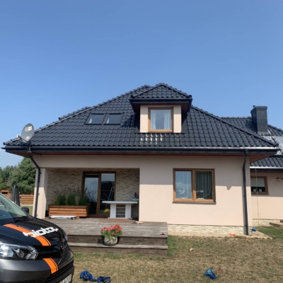 Pomalowany dach z dachówki glazurowanej szkliwionej angobowanej