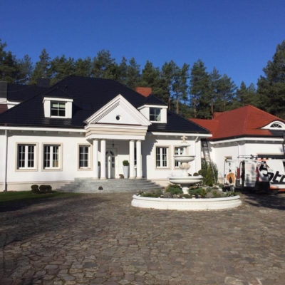 Pomalowany dach widziany od frontu