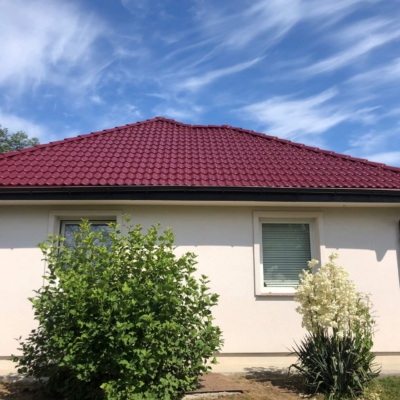 Czerwony pomalowany dach od dołu