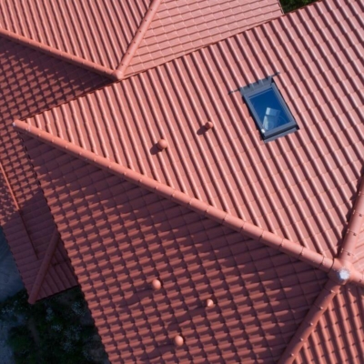 Pomalowany dach domu widziany z lotu ptaka