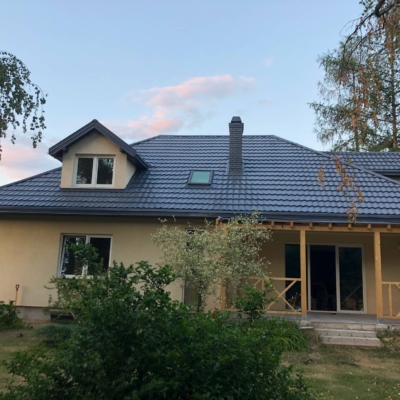 Pomalowany dach z blachodachówki