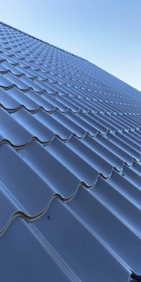 Fragment pomalowanego dachu z blachodachówki