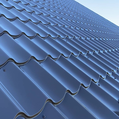 Fragment pomalowanego dachu z blachodachówki