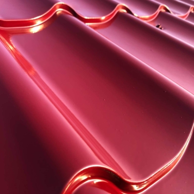 Fragment pomalowanego dachu na czerwono