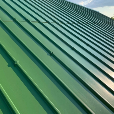 Fragment pomalowanego na zielono dachu blaszanego