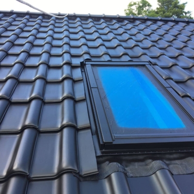 Pomalowany dach z dachówek glazurowanych angobowanych