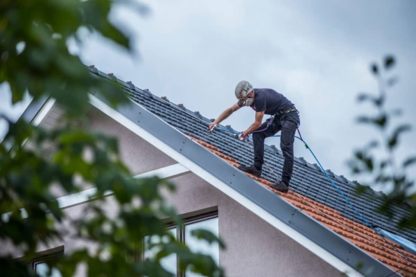 Malowanie dachu przez pracownika Biotop